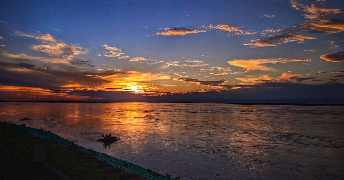 Assam Flood 2026: बाढ़ ने छीनी 75 जिंदगियां, लाखों लोग बेघर — एक दर्दभरी तस्वीर Brahmaputra river in Assam, whose flooding affects lakhs of people every monsoon