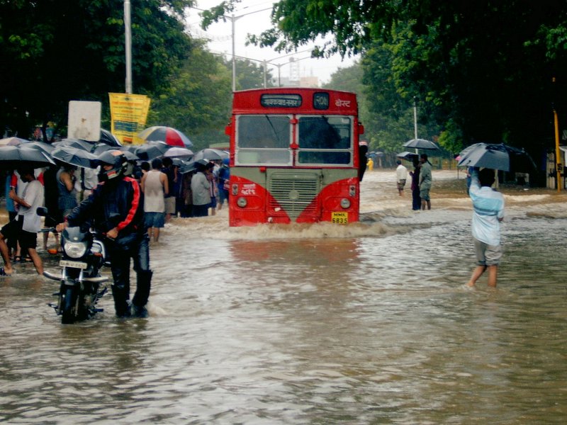 IMD Red Alert: महाराष्ट्र-ओडिशा में मूसलाधार बारिश, 17 राज्यों में अलर्ट जारी IMD Red Alert Monsoon India - Mumbai flooded street Maharashtra