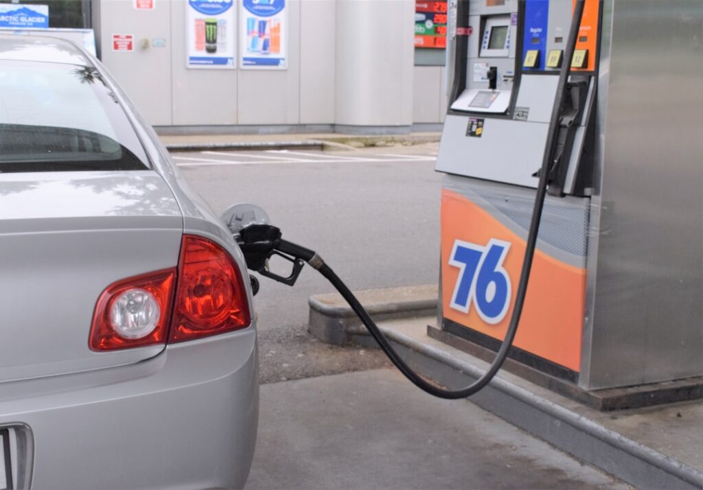 CNG Price Hike 104: दिल्ली-NCR में CNG के दाम फिर बढ़े, जानें क्यों महंगी हो रही है CNG Current image: CNG gas station price hike symbolic image