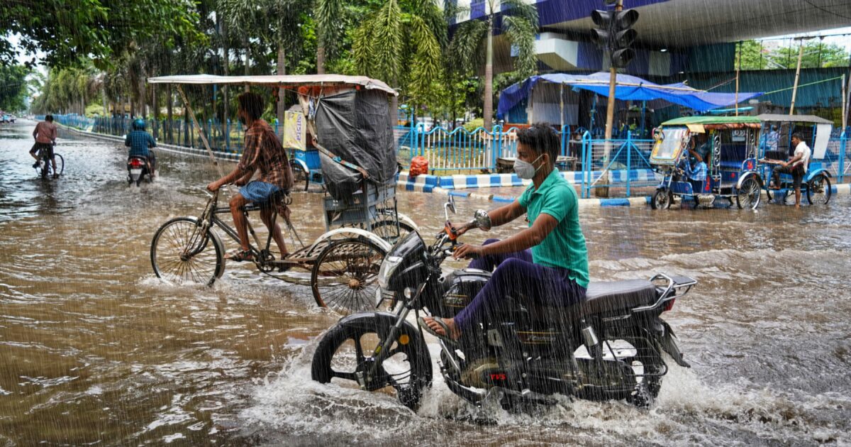भारी बारिश से भरी सड़क, प्रतीकात्मक तस्वीर - IMD मौसम अलर्ट
