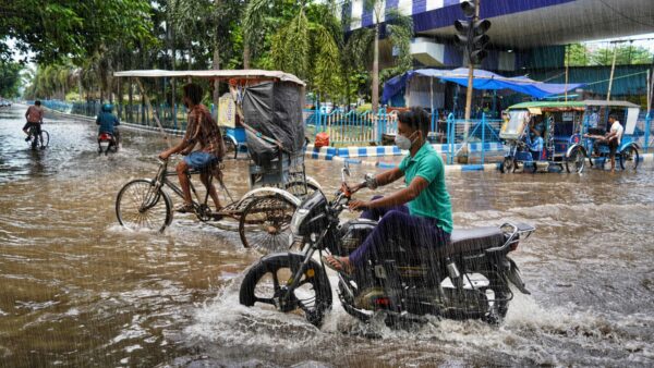 IMD Weather Alert 4 August 2026: 17 राज्यों में भारी बारिश-आंधी का अलर्ट, 70 KM/H की रफ्तार से चलेंगी तूफानी हवाएं