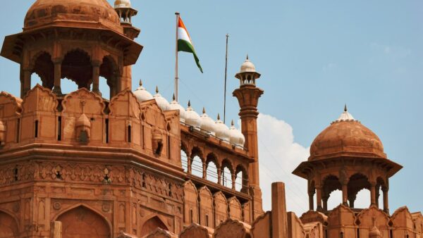 PM मोदी की जैकेट पर सियासी बवाल: पॉकेट स्क्वायर के रंगों को लेकर कांग्रेस का तीखा तंज