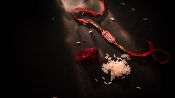 Raksha Bandhan 2026: आज है रक्षाबंधन, जानें राखी बांधने का शुभ मुहूर्त, पूर्णिमा और चंद्र ग्रहण का असर