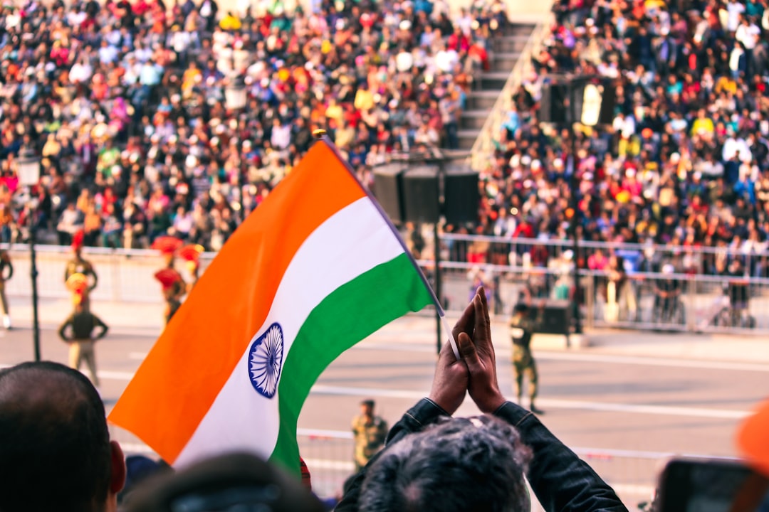 हर घर तिरंगा अभियान 2026: जयपुर में नड्डा-भजनलाल शर्मा ने दिखाई हरी झंडी, विशाल रैली में उमड़ा जनसैलाब तिरंगे के साथ देशभक्ति प्रतीकात्मक तस्वीर