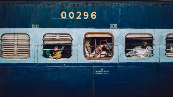ट्रेन में तेज आवाज में फोन पर बात या गाने पड़ेंगे भारी: जुर्माना, ट्रेन से उतारने का नियम और जेल तक का प्रावधान